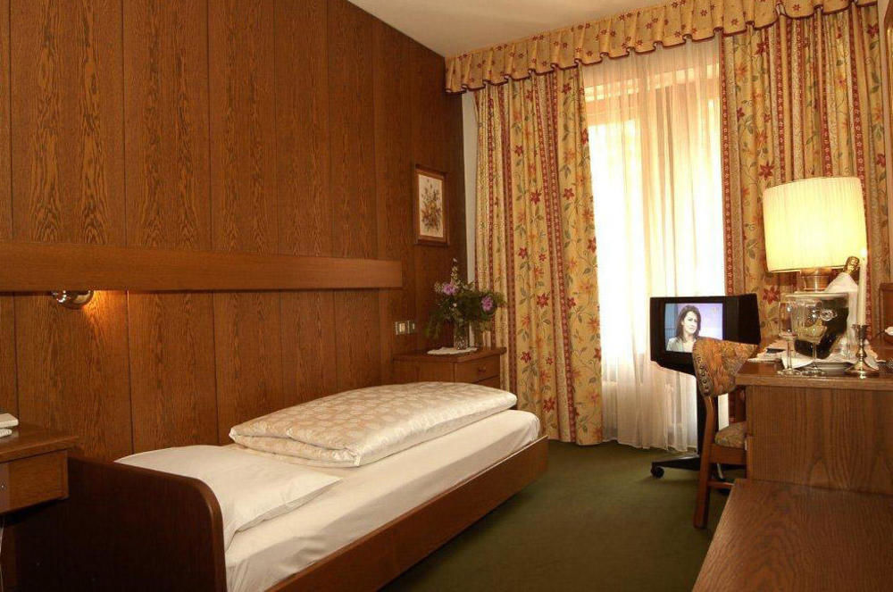 Hotel Gruener Baum Bressanone Exterior photo